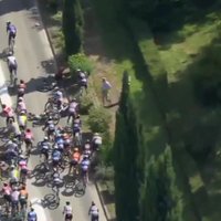 Video: Smagu kritienu "Tour de France" piedzīvo viens no favorītiem Rogličs