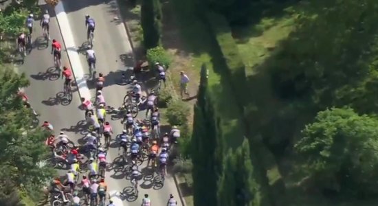 Video: Smagu kritienu "Tour de France" piedzīvo viens no favorītiem Rogličs