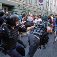 Foto: Krievijā protestos pret pensiju reformu aizturēti vismaz 800 cilvēku