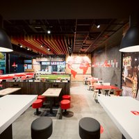 Rīgā atvērts piektais KFC; šogad plāno atklāt restorānu, kur ēdienu izsniedz, piebraucot ar automašīnu