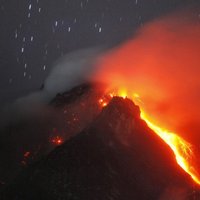 Foto: Atkal 'atmostas' Sinabungas vulkāns; tā pakājē dzīvojošie pamet mājas