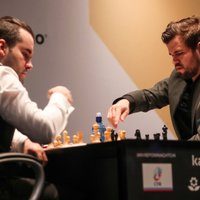 Pasaules šaha čempionāta pirmajā partijā starp Ņepomņaščiju un Karlsenu fiksēts neizšķirts