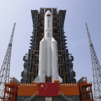Ķīna atkal riskē – nezināmā vietā nekontrolēti nogāzīsies 23 tonnas smaga raķetes daļa