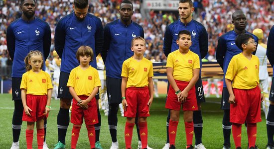 Foto: Latviešu puika Lužņiku stadionā ieved nākamo Pasaules kausa ieguvēju Matuidi