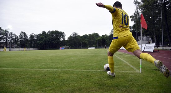 'Ventspils' futbolistiem panākums Jūrmalā; elektrības trūkuma dēļ pārtrauc 'Liepājas' un RFS spēli