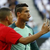 ВИДЕО: Навязчивый боллбой сфотографировался со сборной Португалии и Роналду