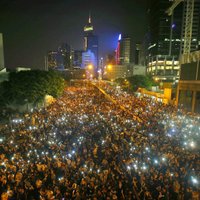Pērnā gada protestu dēļ Honkongā aiztur divus opozīcijas deputātus