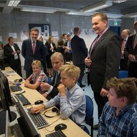 Igaunijas premjers un britu princis Endrjū apmeklē programmēšanas klasi Tallinā