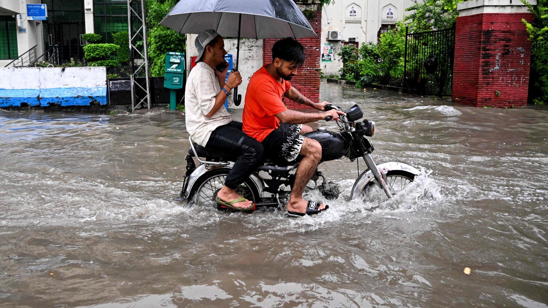 Pakistānā plūdi skāruši vairāk nekā divus miljonus cilvēku