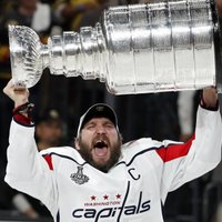 "Вашингтон" впервые выиграл Кубок Стэнли, Овечкин стал первым российским капитаном-чемпионом НХЛ