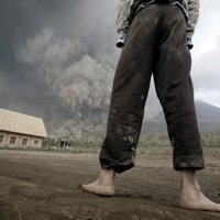 'Pamodies' Indonēzijas Sinabungas vulkāns: pieaug bojāgājušo skaits