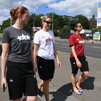 Foto: Latvijas basketbolistes pēc treniņa dodas pastaigā pa Prāgu