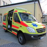 Rīga auto notriec zēnu; cietušo nogādā slimnīcā