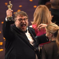 'Oskaru' kā labākā filma saņem Giljermo del Toro 'Ūdens forma'