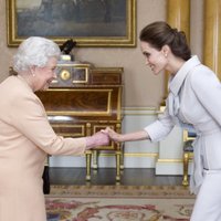 ФОТО: Елизавета II сделала Анджелину Джоли почетной дамой