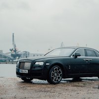 Foto: Rīgā parādīts 'Rolls-Royce Ghost' īpašajā 'Black Badge' versijā