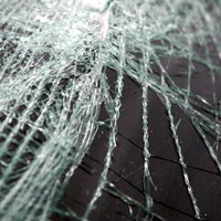 На производстве окон в Тукумском крае работника насмерть задавило стеклом