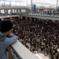 Protestu dēļ Honkongas lidostā atcelti visi lidojumi