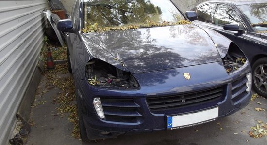 В Риге задержан вор, укравший фары с Porsche Cayenne