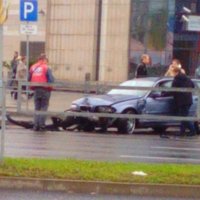 ФОТО: Авария около т/ц Origo - BMW протаранил ограждение