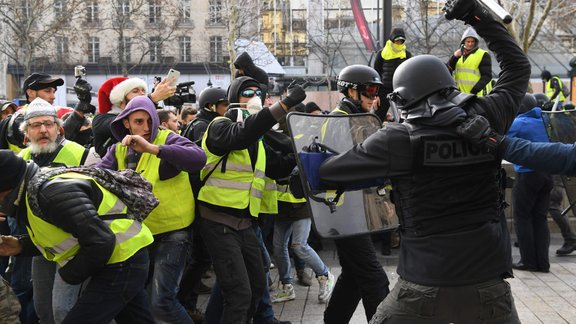 Parīzē sākušās 'dzelteno vestu' sadursmes ar policiju - 13