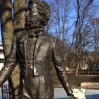 ФОТО: Вандалы повредили памятник Пушкину в центре Риги