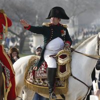 Foto: Napoleons atgriežas Parīzē; gatavojas Vaterlo kaujas atcerei