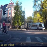 Video: Tramvaja vadītājs cītīgi gaida, kad varēs aizšķērsot ceļu