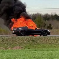 Video: Amerikāņu vlogeris iemūžinājis, kā nodeg viņa sportiskā 'Corvette'
