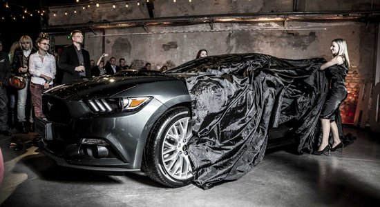 Foto: Latvijā prezentēts jaunais 'Ford Mustang'