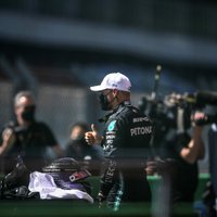 Botass liedz Hamiltonam izcīnīt simto 'pole-position' karjerā