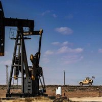Neraugoties uz spiedienu, OPEC+ naftas ieguves apjomus palielinās mēreni