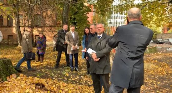 ВИДЕО: Дом с рухнувшим потолком на ул. Лачплеша в Риге признали опасным для проживания