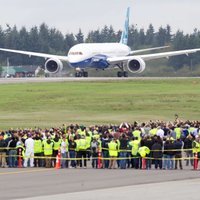 Fotoreportāža: ‘Boeing’ uzlabotā un vēl lielākā ‘Dreamliner’ pirmais testa lidojums