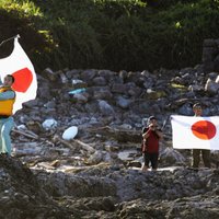 Японские активисты с флагами высадились на "китайском" острове