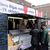 Foto: Atklājot Rīgas restorānu nedēļu, ielās darbosies mobilais restorāns - busiņš