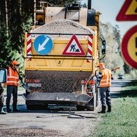 Latvijā notiek būvdarbi 135 valsts ceļu posmos; jārēķinās ar lēnāku satiksmi