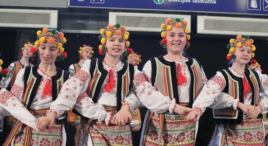 Foto: Dzelzceļa stacijā ar tradicionālo koncertu atklāts Baltijas baleta festivāls