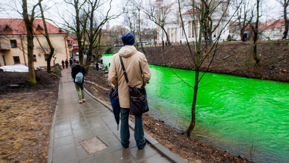 Foto: Viļņā aktīvi sagaida Svētā Patrika dienu un upi pārkrāso zaļu