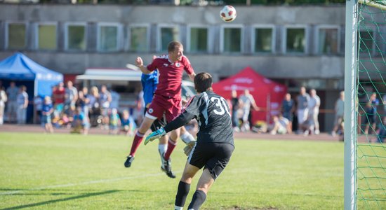 Сборная латвийских звезд футбола переиграла эстонцев