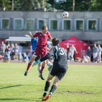 Latvijas futbola zvaigžņu komanda Pērnavā pārspēj Igauniju