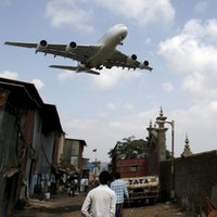 Indijā strādnieku iesūc lidmašīnas dzinējā