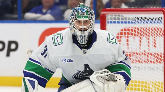 Artūrs Šilovs, Canucks, NHL