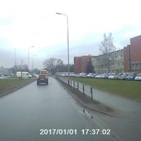 Video: 'Rīgas satiksme' autobuss aizbrauc pie sarkanās gaismas