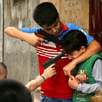 Foto: Mazie sīrieši turpina rotaļas smagi bombardētajos Alepo rajonos