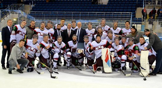 Latvijas hokeja izlase pēcspēles metienos uzveic Baltkrieviju un triumfē EIHC turnīrā