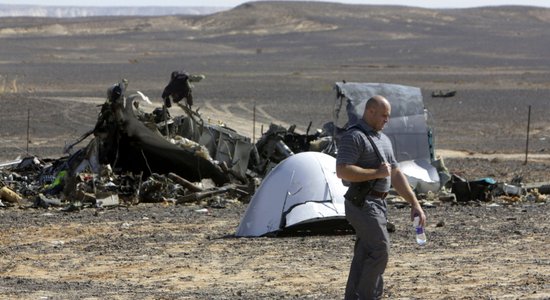 Krievija par aviokatastrofas cēloni uzskata bumbas sprādzienu, vēsta ASV avoti