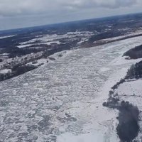 Video: Pļaviņu ledus sastrēgums no putna lidojuma
