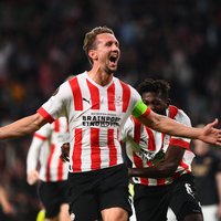 UEFA Eiropas līga: PSV pārspēj 'Arsenal'; panākums Mančestras 'United'
