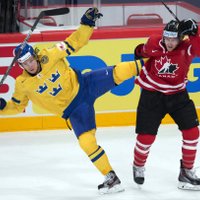 Video: Kanādas hokejisti nepažēlo mājinieci Zviedriju